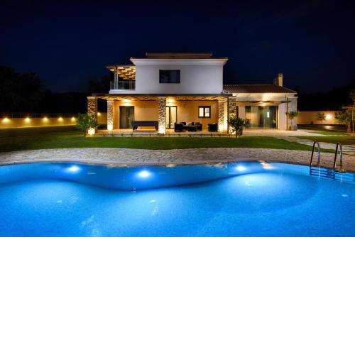 Villa Black & White