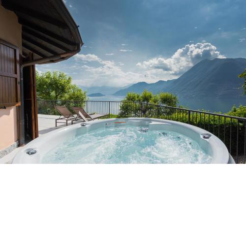 Villa Castello with jacuzzi & priceless view by Rent All Como
