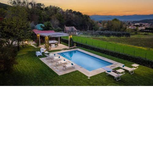 Villa Catia Farmhouse, Three Luxury Bedrooms, a Jacuzzi Pool and a Dream-Like Getaway Experience