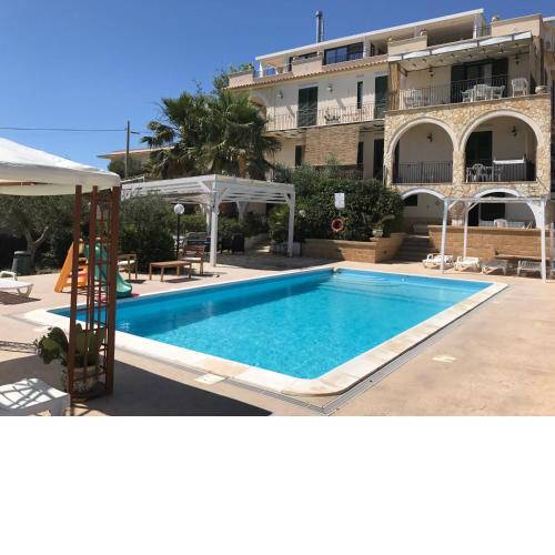 Villa Ceni - Appartamenti con camere, cucina, wc e terrazza sul mare in villa con piscina, giardino e parcheggio