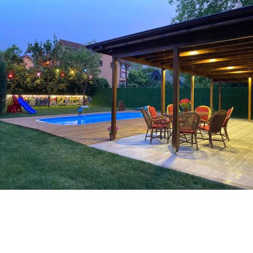Villa Cevizli - Ceviz ağaçları içinde geniş bahçeli havuzlu müstakil villa
