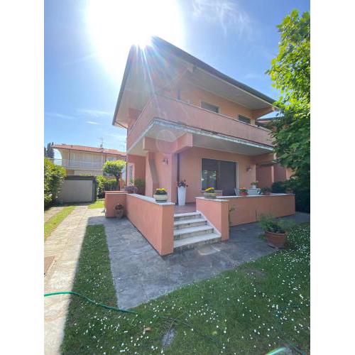 Villa con ampio giardino a Forte