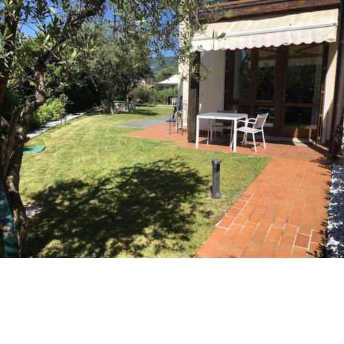 Villa con ampio giardino esterno e piscina condominiale