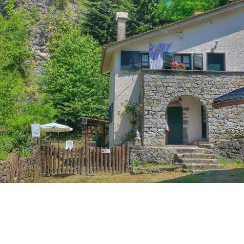 Villa con bosco giardino e ruscello ad uso esclusivo