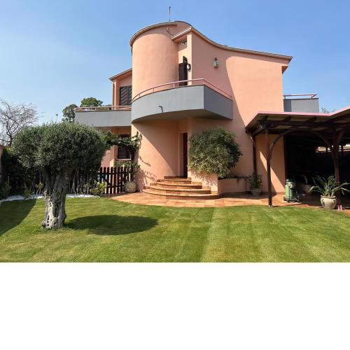 Villa con piscina e giardino a due passi dal mare.