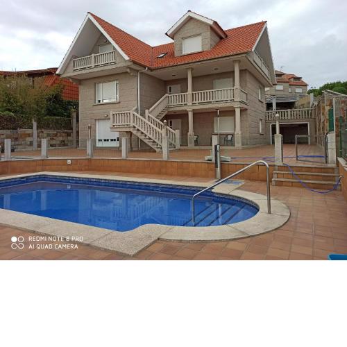 Villa con piscina en Sanxenxo con vistas al mar ideal para familias