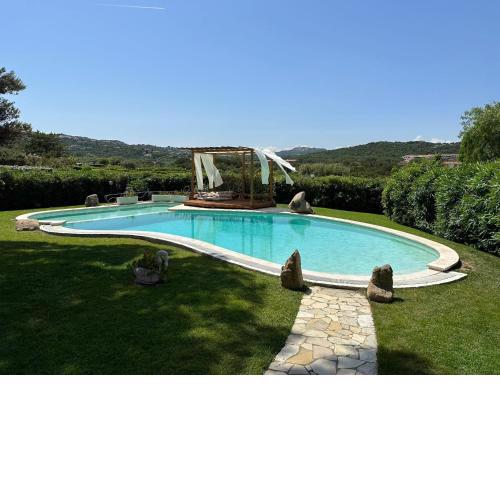 Villa con piscina immersa in un meraviglioso giardino - Wonderful Villa with pool and spacious garden