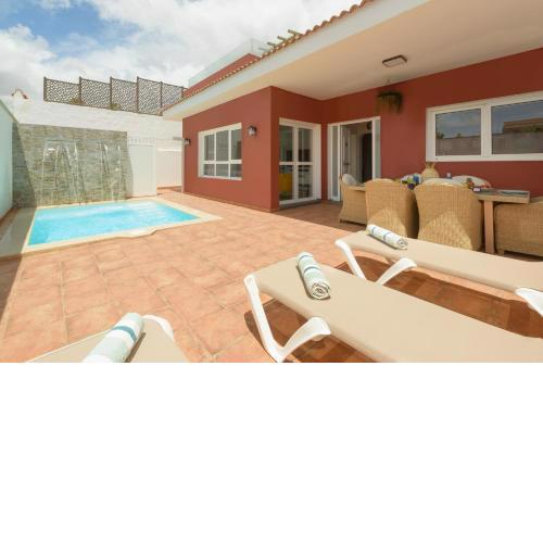 Villa con piscina junto a la playa