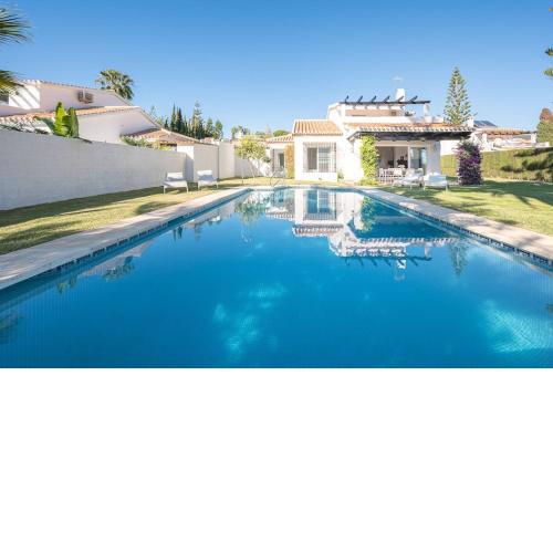 Villa con piscina privada y jardín