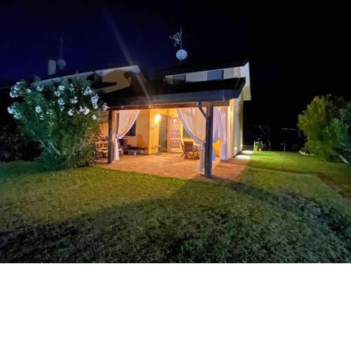 Villa con porticato sul prato