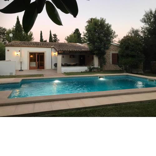 Villa Dakota, Modern villa with private pool and garden 5 min from the beach