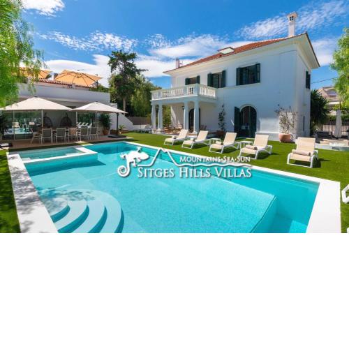 Villa De Los Leones in heart of Sitges by Beach and Town with A/C and Games
