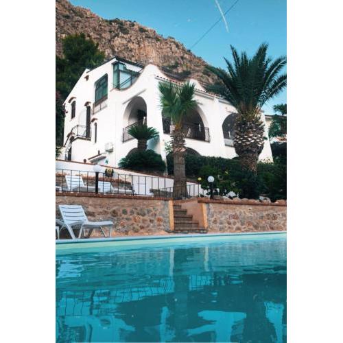 Villa del Golfo Urio with swimming pool shared by the two apartments