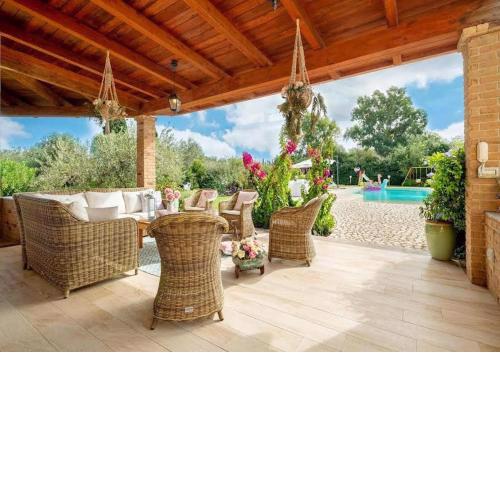 VILLA DOLORES , with a spectacular swimming pool with hydromassage and a big garden for the children