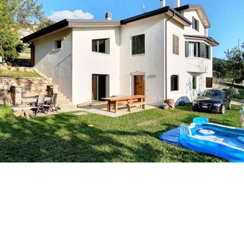 Villa Elena:Beauty through pastures and Lake Garda