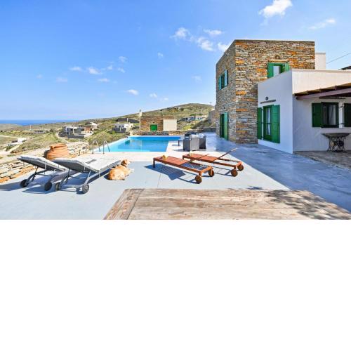 Villa Eliza with a swimming pool and sea view in the area of Otzia, on the island of Kea