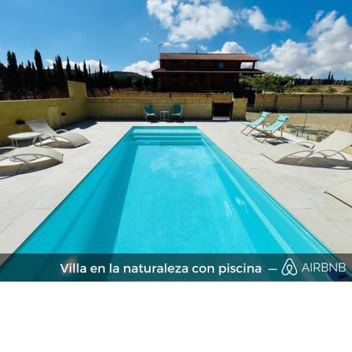 Villa en la naturaleza con piscina