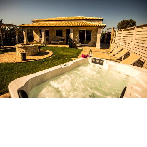 Villa Estia - private jacuzzi next to the beach