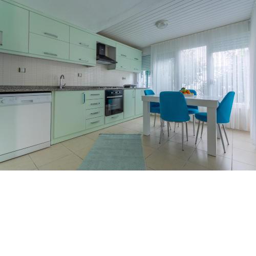 Villa Fadi Family Home