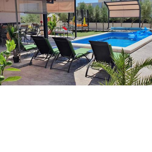 Villa Fides with pool, garden and sea view