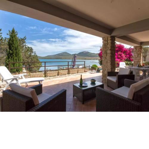 Villa Flavia direttamente sul mare con terrazza incantevole per 6 persone