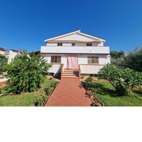 Villa Flora - with sea view, 2 minutes walk to beach