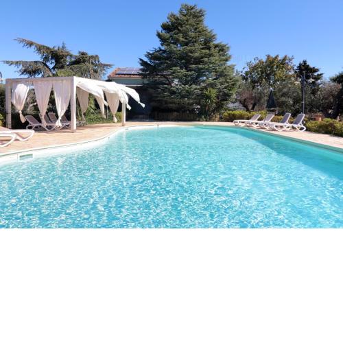 Villa Frande con piscina e campo calcetto tennis
