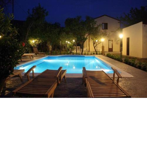 Villa Giardino Paradiso Cefalù con 13 posti letto e piscina riscaldata