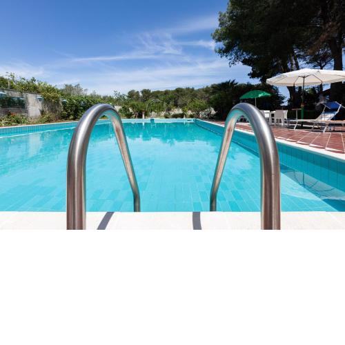 Villa grandissima piscina e verde giardino m215