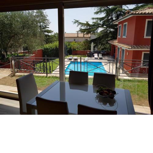 VILLA IL CICLAMINO - PISCINA PRIVATA IN MURATURA AD USO ESCLUSIVO - PRIVATE IN-GROUND POOL FOR EXCLUSIVE USE - 70m2 house & 300m2 outdoor, 10 minutes drive to Montebello Station linked to Rome centre in 20 minutes, 3 minutes to the village