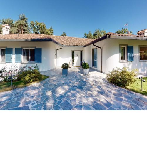 Villa Il Laghetto- Residenza La Pinetina by Interhome
