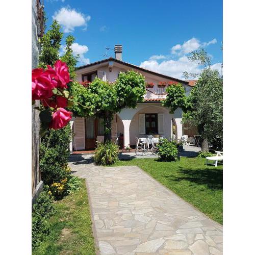 Villa im bekannten Strandort Forte dei Marmi mit schönem Garten und ruhig gelegen