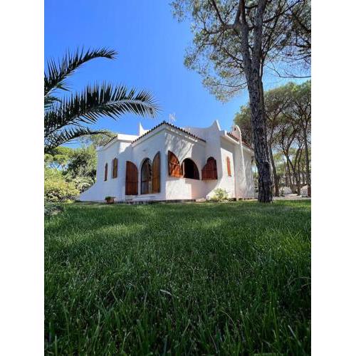 Villa immersa nel verde a 150mt dal mare adiacente al Forte Village Resort