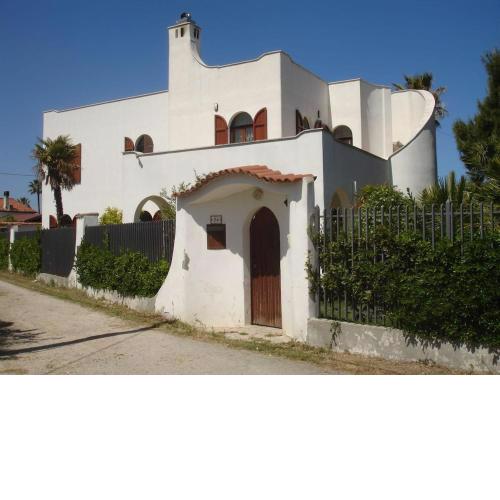 Villa immersa nel verde, spiaggia a 200m
