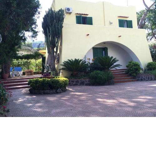 Villa immersa nel verde