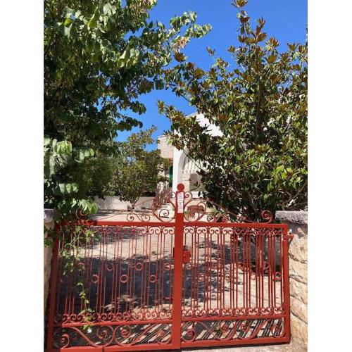 Villa in città con parcheggio e patio
