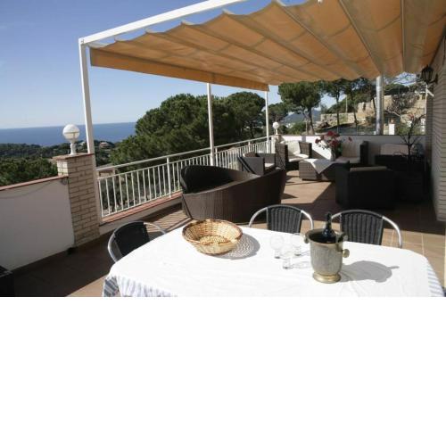 Villa Ines upper part sleeps 4 with pool, seaview, WIFI and streamingservices