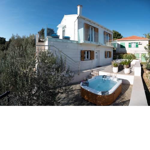 Villa Ivana with outdoor Jacuzzi