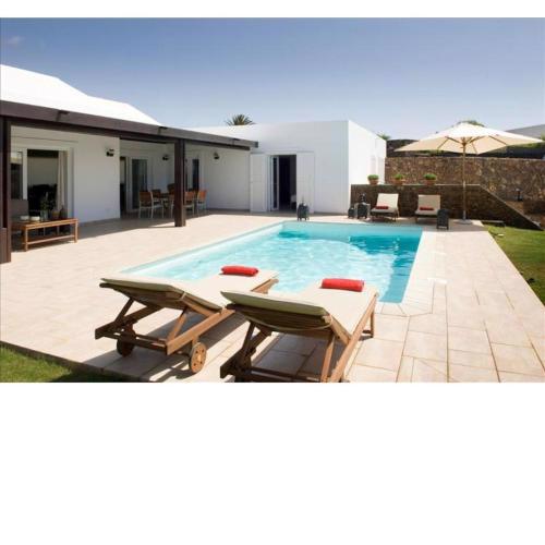 Villa Janubio - A beautiful 4 bedroom Villa - A Short Walk To Puerto Del Carmen