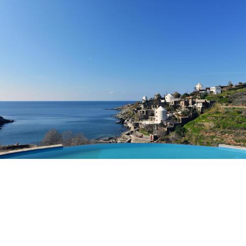 Villa Jopeli with a large swimming pool and sea view in Koundouros