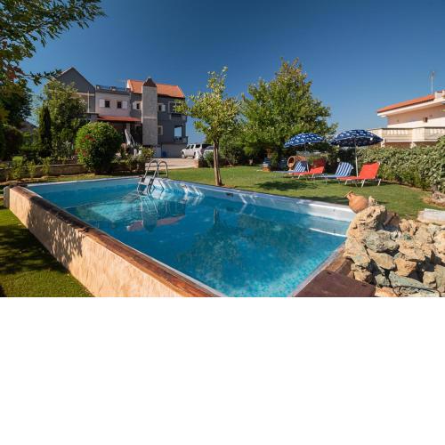 Villa Kalaitsidi - plunge pool, gym and unique gardens