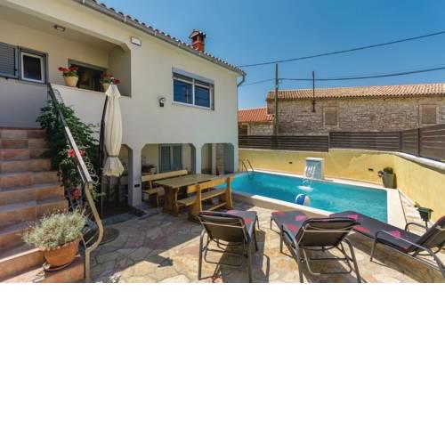 Villa Kris with Pool in Mrgani