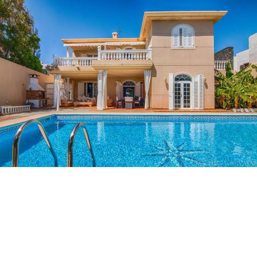 Villa La Concha Beachfront Heated Pool