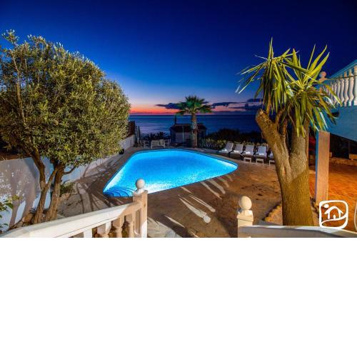 Villa La Suerte by Abahana Villas
