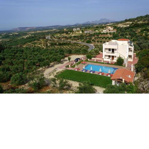 Villa Laga with Pool, 300m to Taverns, Childrens Area, BBQ!