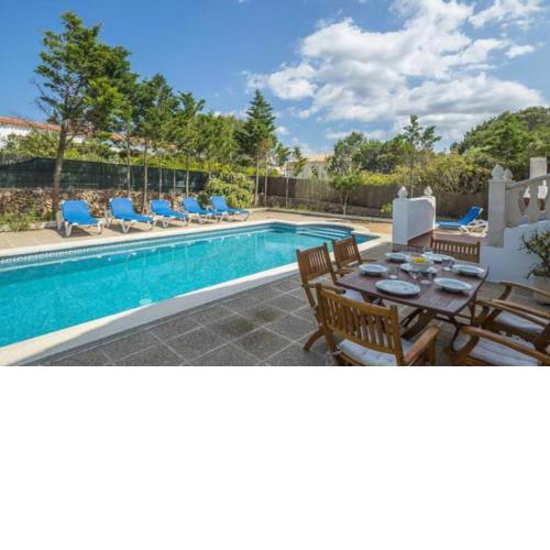 Villa Launa en el puerto de Addaia