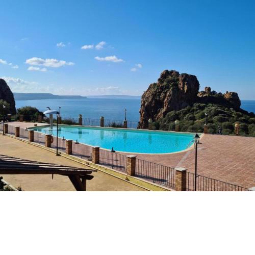 Villa L'Estasi Tanca Piras a bordo piscina con vista mare