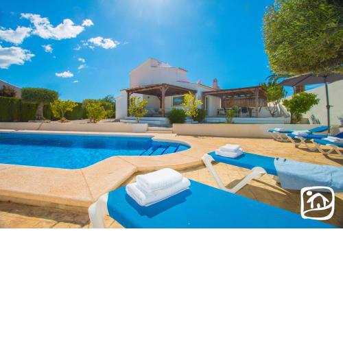 Villa Los Almendros by Abahana Villas