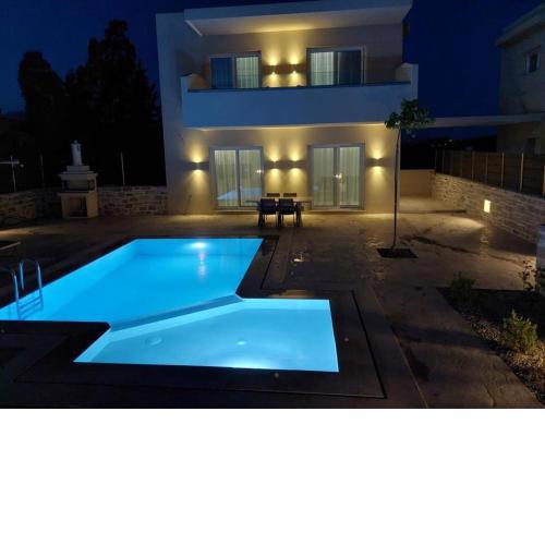 Villa Luna with swimming pool in Pitsidia