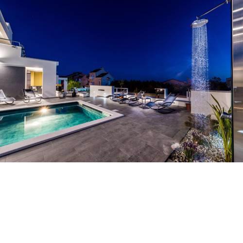 Villa Magnifica apartments with pool